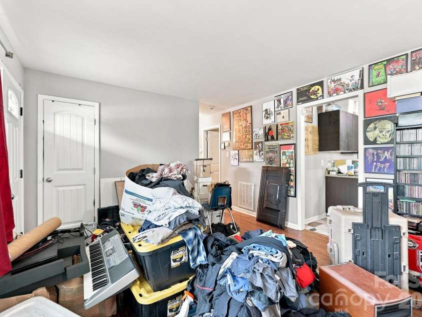 1400 Lasalle Street, Charlotte, NC 28216.  MLS# CAR4410052, YatesRealty ID 41371. 