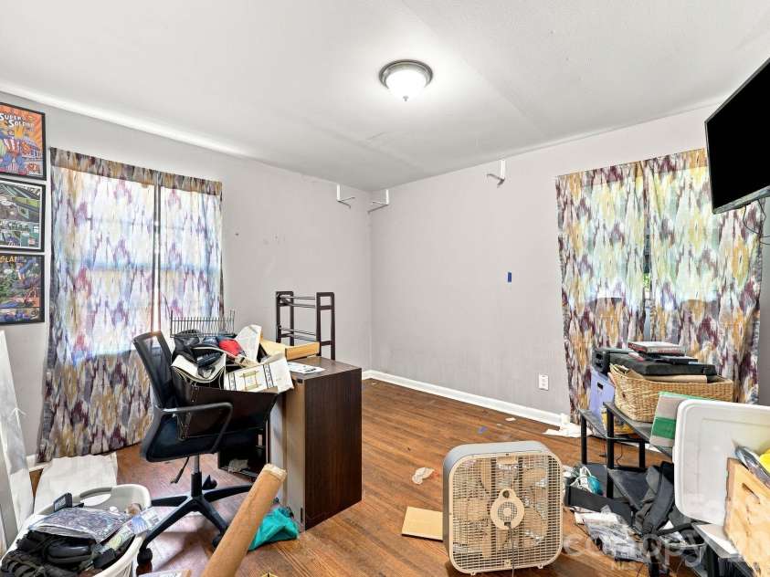 1400 Lasalle Street, Charlotte, NC 28216.  MLS# CAR4410052, YatesRealty ID 41371. 