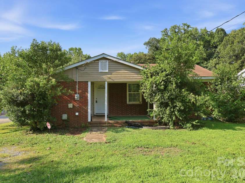 1400 Lasalle Street, Charlotte, NC 28216.  MLS# CAR4410052, YatesRealty ID 41371. 