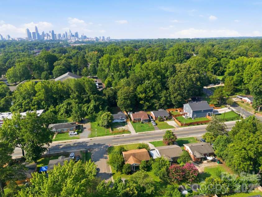 1400 Lasalle Street, Charlotte, NC 28216.  MLS# CAR4410052, YatesRealty ID 41371. 