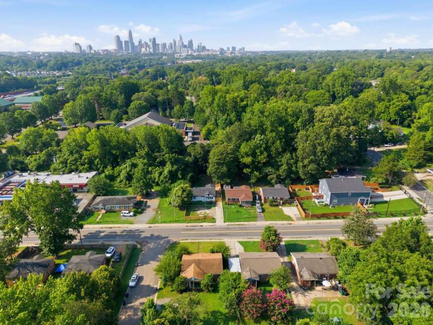 1400 Lasalle Street, Charlotte, NC 28216.  MLS# CAR4410052, YatesRealty ID 41371. 