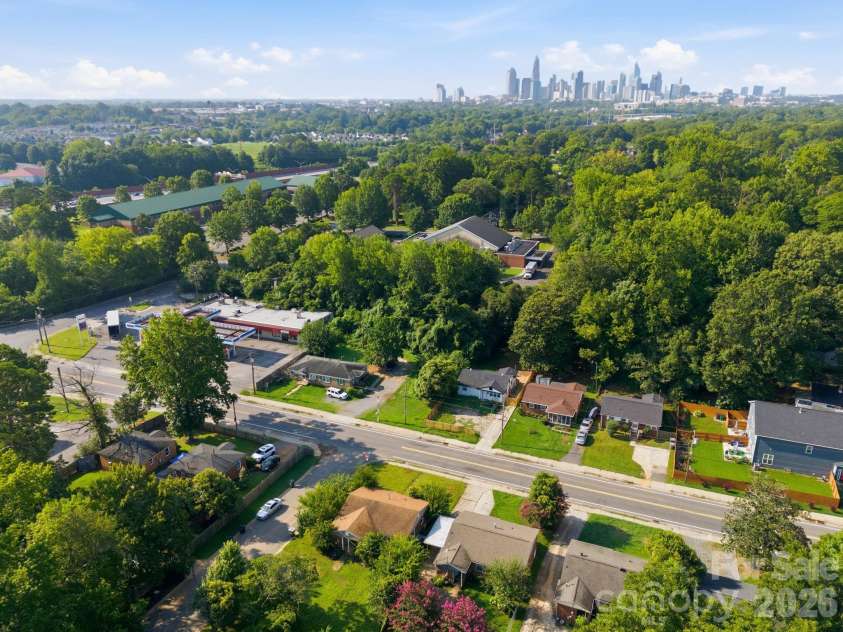 1400 Lasalle Street, Charlotte, NC 28216.  MLS# CAR4410052, YatesRealty ID 41371. 