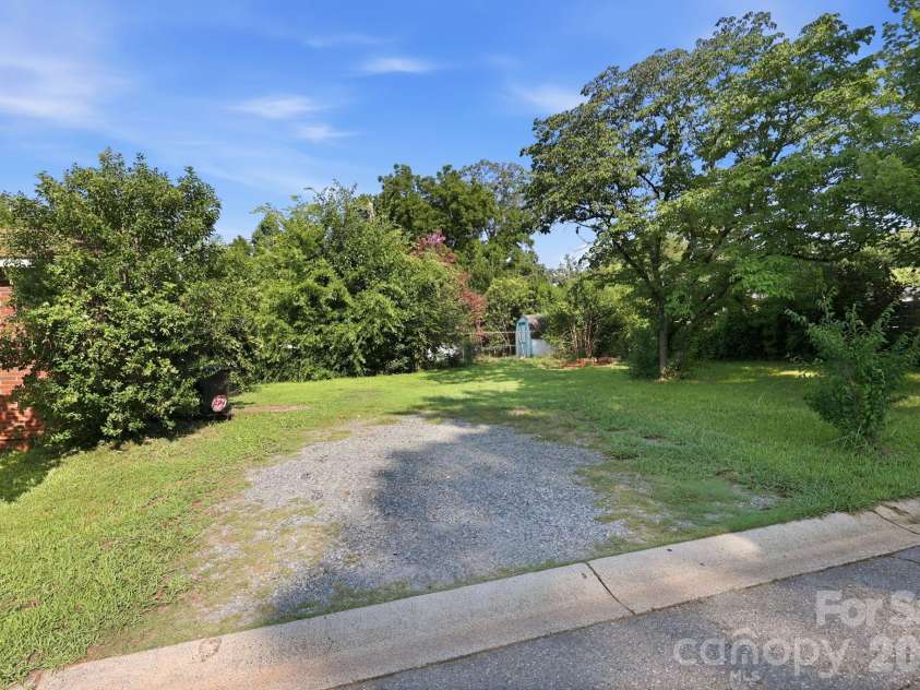 1400 Lasalle Street, Charlotte, NC 28216.  MLS# CAR4410052, YatesRealty ID 41371. 