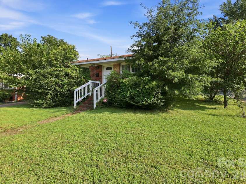 1400 Lasalle Street, Charlotte, NC 28216.  MLS# CAR4410052, YatesRealty ID 41371. 