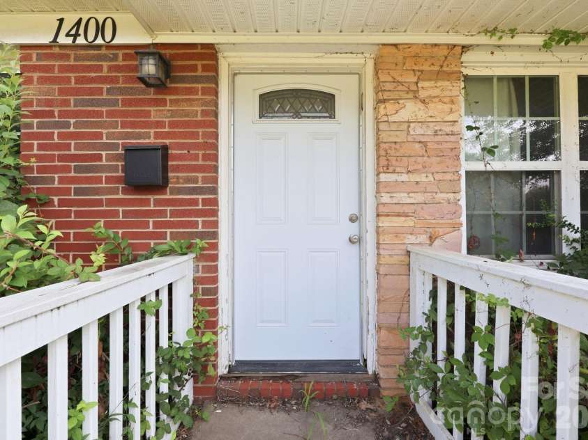 1400 Lasalle Street, Charlotte, NC 28216.  MLS# CAR4410052, YatesRealty ID 41371. 