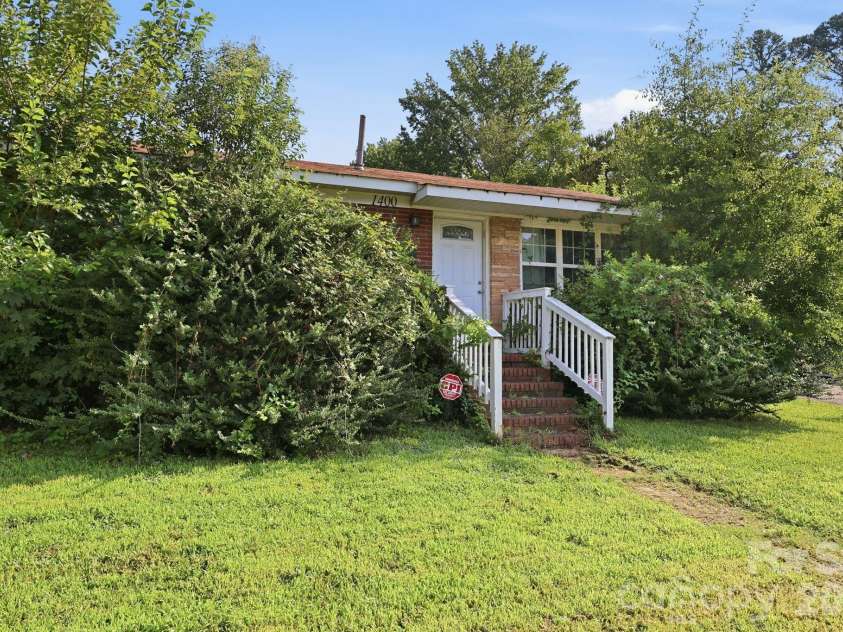 1400 Lasalle Street, Charlotte, NC 28216.  MLS# CAR4410052, YatesRealty ID 41371. 