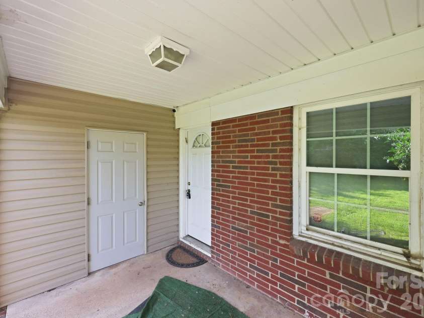 1400 Lasalle Street, Charlotte, NC 28216.  MLS# CAR4410052, YatesRealty ID 41371. 