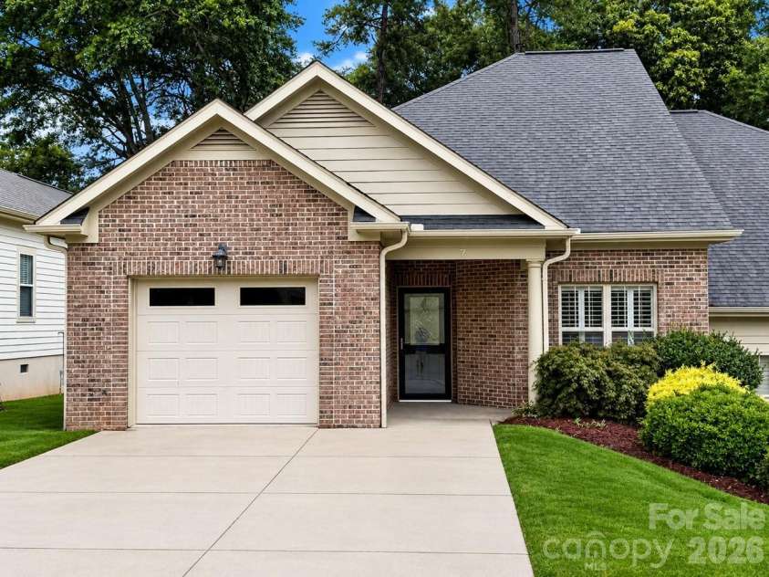 7 Shady Hollow Lane, Greer, SC 29651.  MLS# CAR4407882, YatesRealty ID 41372. 