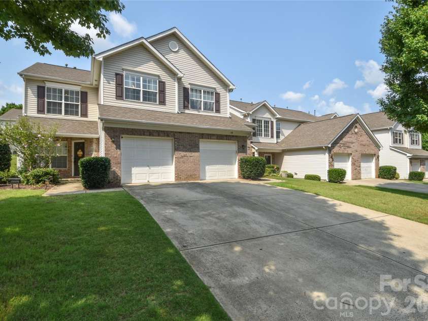 12222 Stratfield Place Circle, Pineville, NC 28134.  MLS# CAR4409338, YatesRealty ID 41373. 
