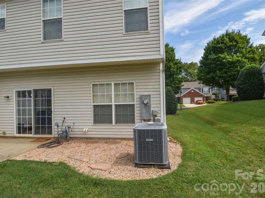 12222 Stratfield Place Circle, Pineville, NC 28134.  MLS# CAR4409338, YatesRealty ID 41373. 