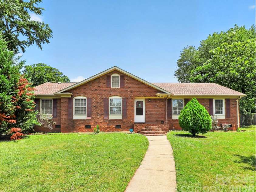 4827 Easthaven Drive, Charlotte, NC 28212.  MLS# CAR4403389, YatesRealty ID 41380. 
