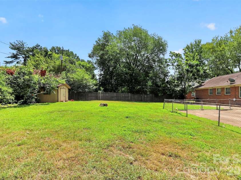 4827 Easthaven Drive, Charlotte, NC 28212.  MLS# CAR4403389, YatesRealty ID 41380. Backyard