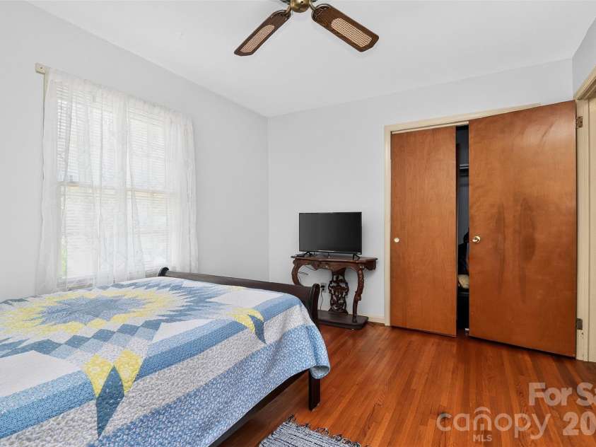 4827 Easthaven Drive, Charlotte, NC 28212.  MLS# CAR4403389, YatesRealty ID 41380. Bedroom 1