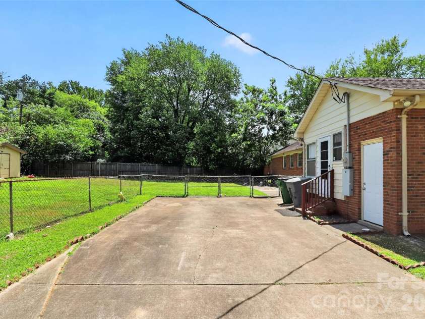 4827 Easthaven Drive, Charlotte, NC 28212.  MLS# CAR4403389, YatesRealty ID 41380. Driveway