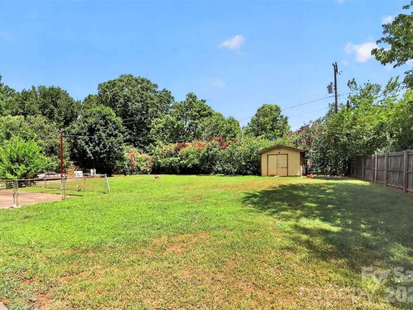 4827 Easthaven Drive, Charlotte, NC 28212.  MLS# CAR4403389, YatesRealty ID 41380. Fenced in Backyard