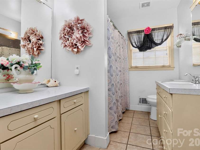 4827 Easthaven Drive, Charlotte, NC 28212.  MLS# CAR4403389, YatesRealty ID 41380. Full Bathroom