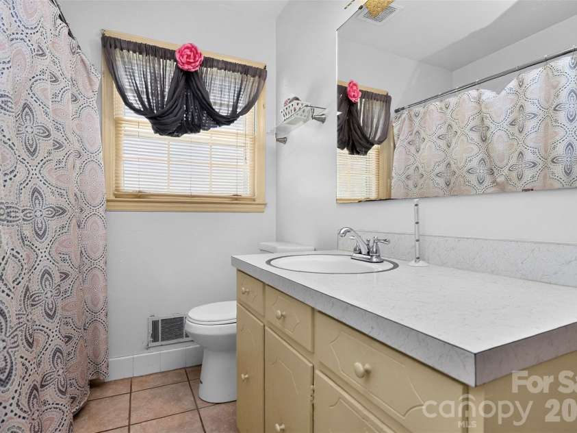 4827 Easthaven Drive, Charlotte, NC 28212.  MLS# CAR4403389, YatesRealty ID 41380. Full Bathroom