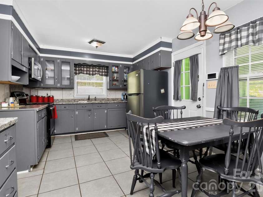 4827 Easthaven Drive, Charlotte, NC 28212.  MLS# CAR4403389, YatesRealty ID 41380. Kitchen