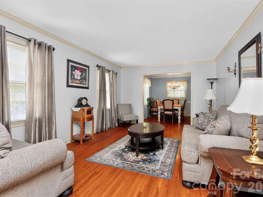 4827 Easthaven Drive, Charlotte, NC 28212.  MLS# CAR4403389, YatesRealty ID 41380. Living Room