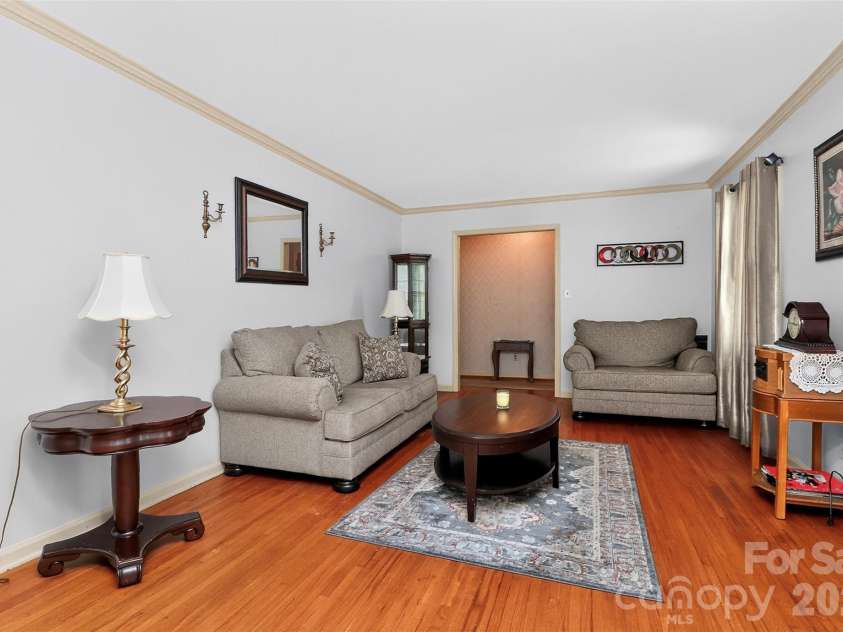 4827 Easthaven Drive, Charlotte, NC 28212.  MLS# CAR4403389, YatesRealty ID 41380. Living Room