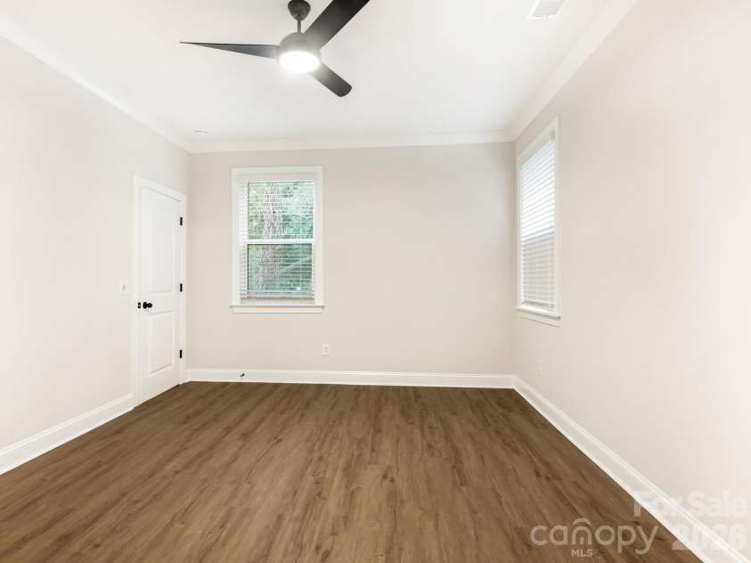 428 Woodvale Place, Charlotte, NC 28208.  MLS# CAR4406987, YatesRealty ID 41382. 
