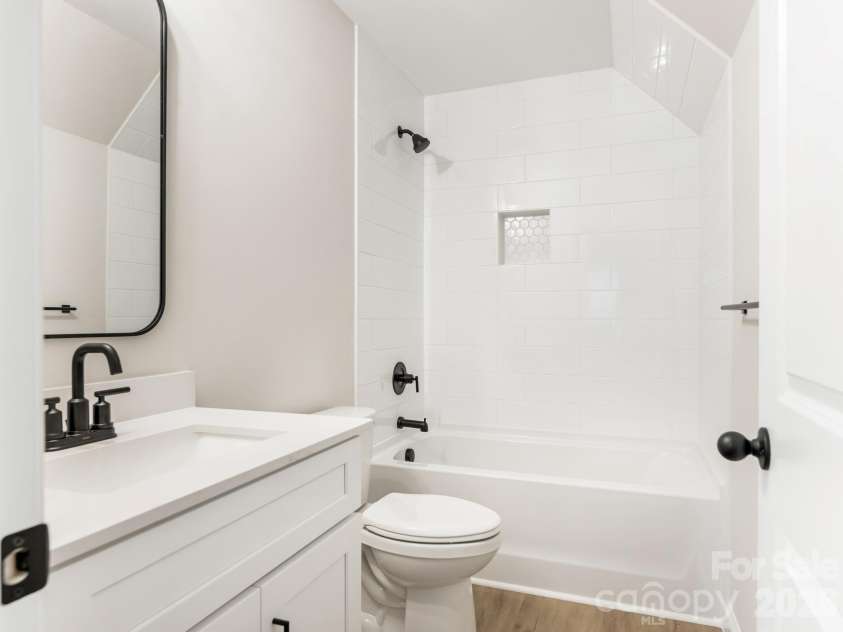 428 Woodvale Place, Charlotte, NC 28208.  MLS# CAR4406987, YatesRealty ID 41382. Bath #3