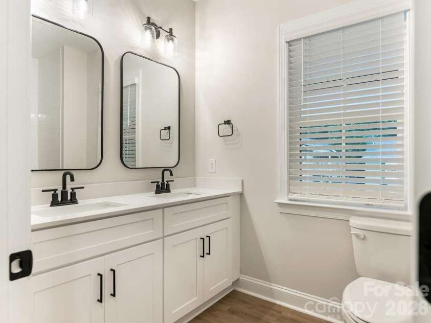 428 Woodvale Place, Charlotte, NC 28208.  MLS# CAR4406987, YatesRealty ID 41382. Bathroom #2