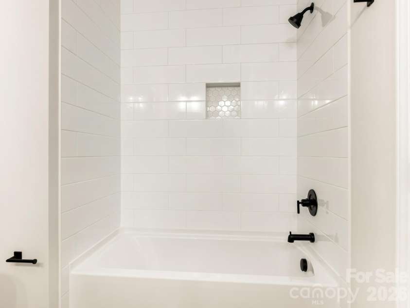 428 Woodvale Place, Charlotte, NC 28208.  MLS# CAR4406987, YatesRealty ID 41382. Bathroom #2
