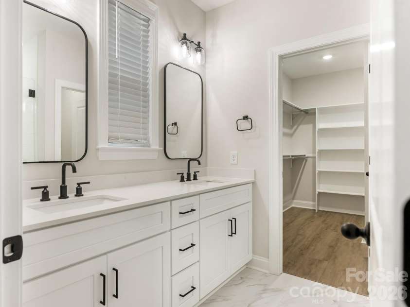 428 Woodvale Place, Charlotte, NC 28208.  MLS# CAR4406987, YatesRealty ID 41382. Primary Bath