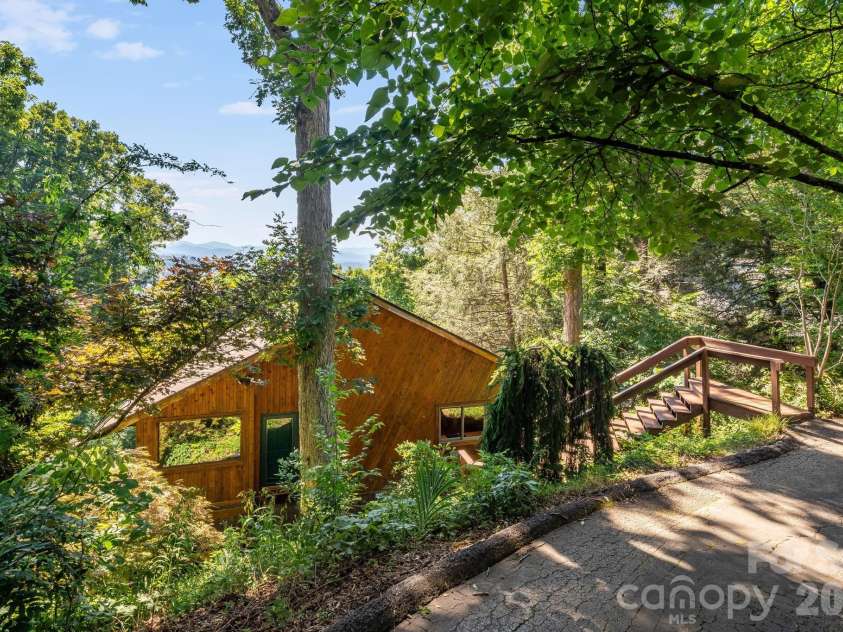 529 Griffing Boulevard, Asheville, NC 28804.  MLS# CAR4407118, YatesRealty ID 41385. 