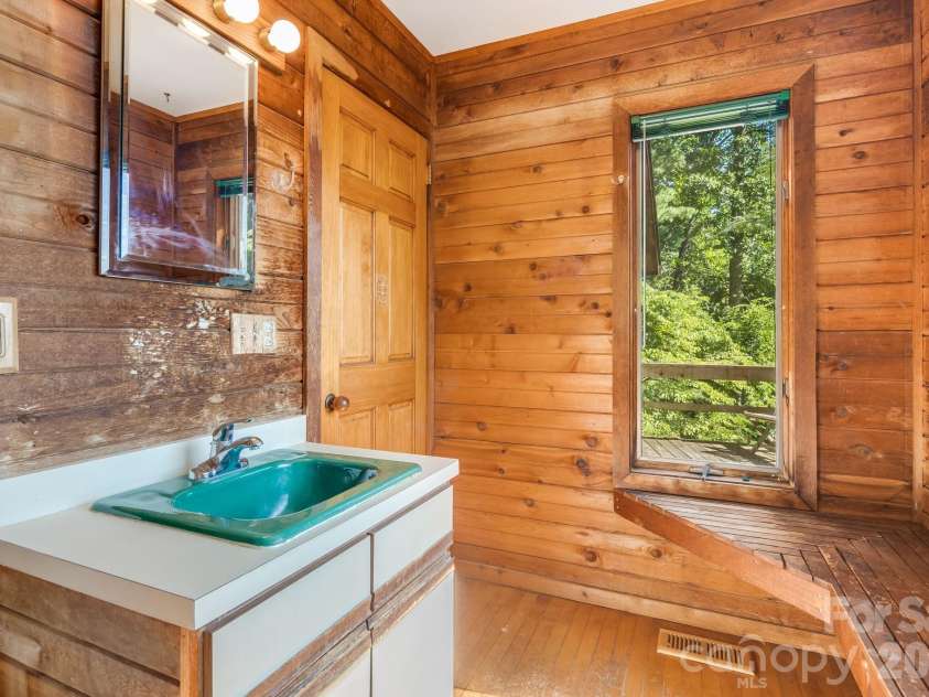 529 Griffing Boulevard, Asheville, NC 28804.  MLS# CAR4407118, YatesRealty ID 41385. 