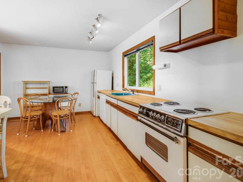 529 Griffing Boulevard, Asheville, NC 28804.  MLS# CAR4407118, YatesRealty ID 41385. 