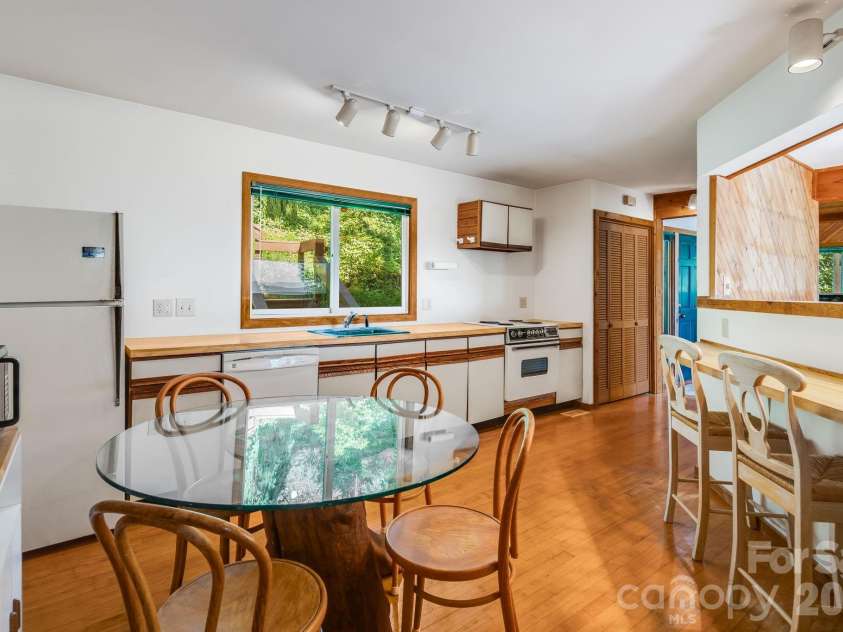 529 Griffing Boulevard, Asheville, NC 28804.  MLS# CAR4407118, YatesRealty ID 41385. 