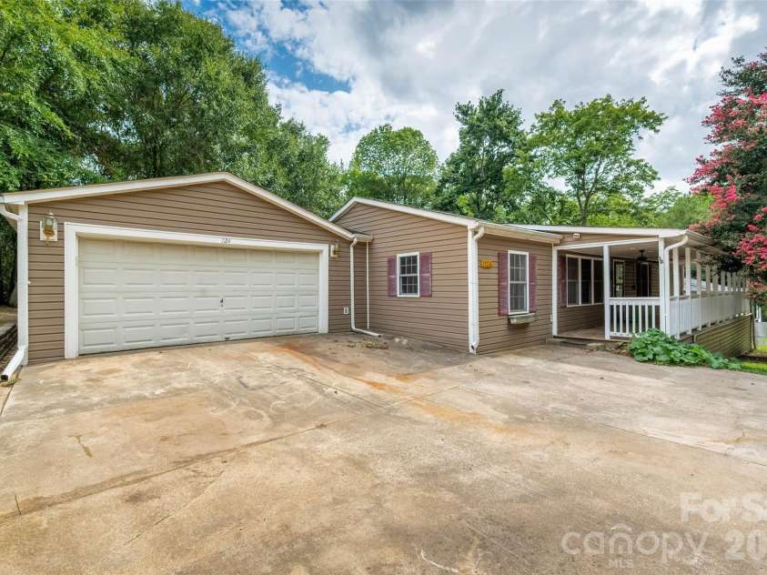 1124 Threatt Street, Lancaster, SC 29720.  MLS# CAR4407802, YatesRealty ID 41389. 