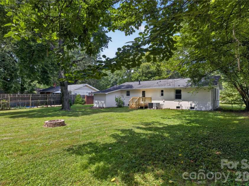3826 Sudbury Road, Charlotte, NC 28205.  MLS# CAR4410266, YatesRealty ID 41393. 