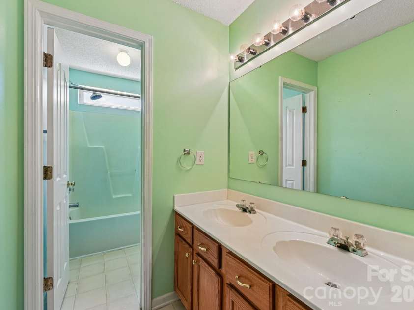 13624 Michael Lynn Road, Charlotte, NC 28278.  MLS# CAR4383714, YatesRealty ID 41396. 