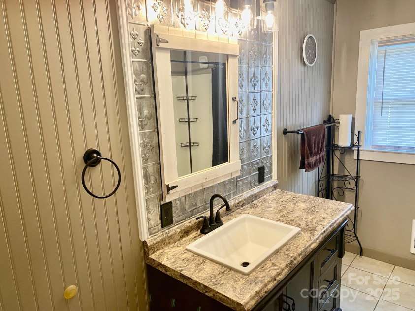 1294 Cane Creek Road, Bakersville, NC 28705.  MLS# CAR4291675, YatesRealty ID 414. Main bath