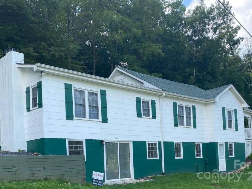 1294 Cane Creek Road, Bakersville, NC 28705.  MLS# CAR4291675, YatesRealty ID 414. Mountain farm home has lots of room to enjoy the mountains.