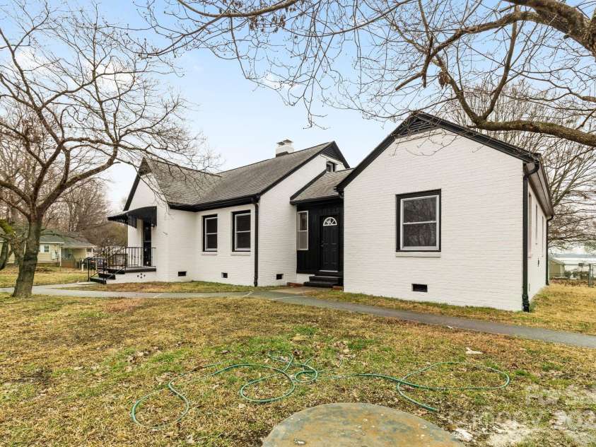 912 Hickory Grove Road, Gastonia, NC 28056.  MLS# CAR4218331, YatesRealty ID 4140. 