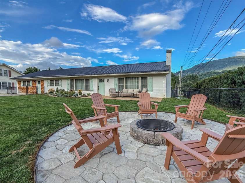 402 Wilton Avenue, West Jefferson, NC 28694.  MLS# CAR4411426, YatesRealty ID 41401. 