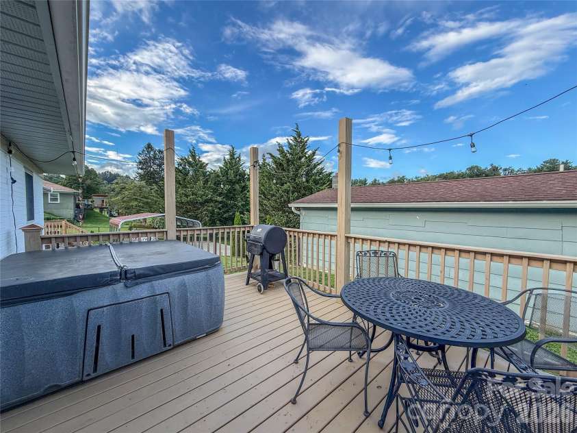 402 Wilton Avenue, West Jefferson, NC 28694.  MLS# CAR4411426, YatesRealty ID 41401. 