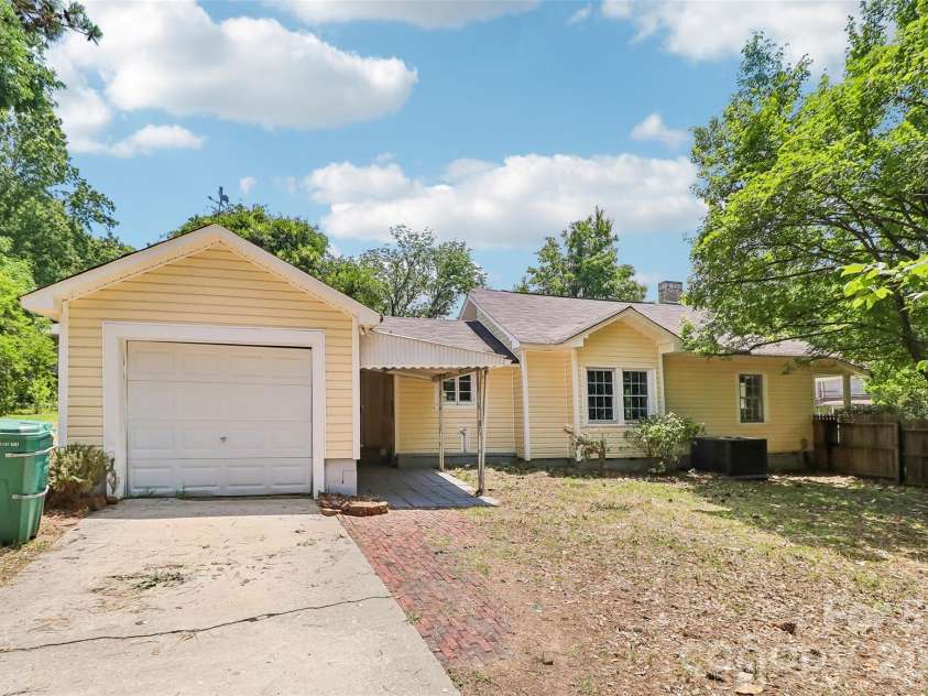 130 Lancaster Street, Chester, SC 29706.  MLS# CAR4400715, YatesRealty ID 41407. 