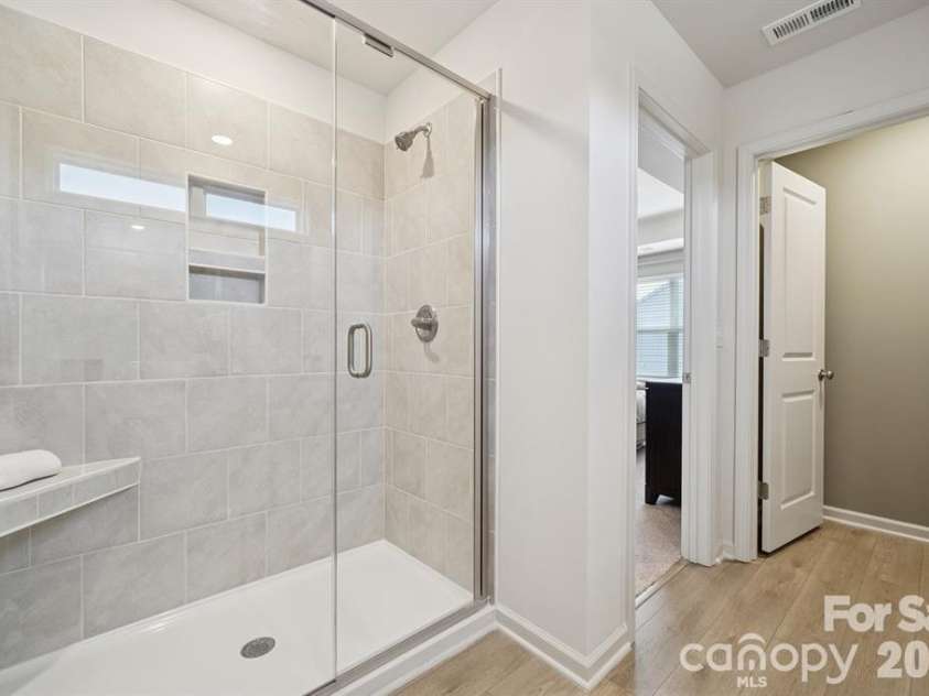 4624 Lakeview Road, Charlotte, NC 28216.  MLS# CAR4406151, YatesRealty ID 41411. 