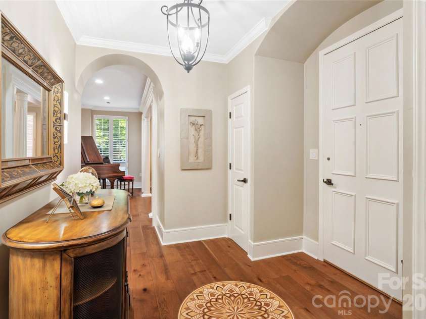 810 Cherokee Road, Charlotte, NC 28207.  MLS# CAR4409730, YatesRealty ID 41415. 