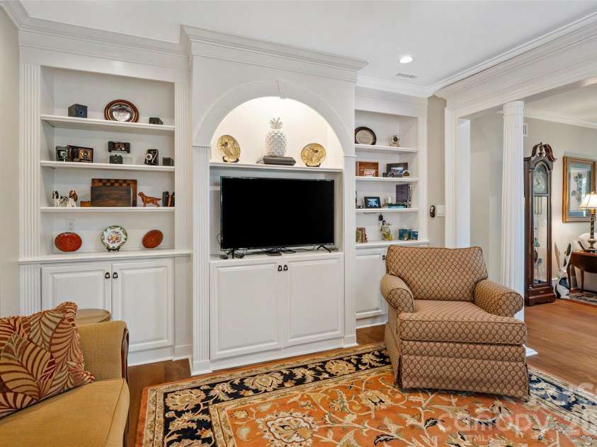 810 Cherokee Road, Charlotte, NC 28207.  MLS# CAR4409730, YatesRealty ID 41415. 