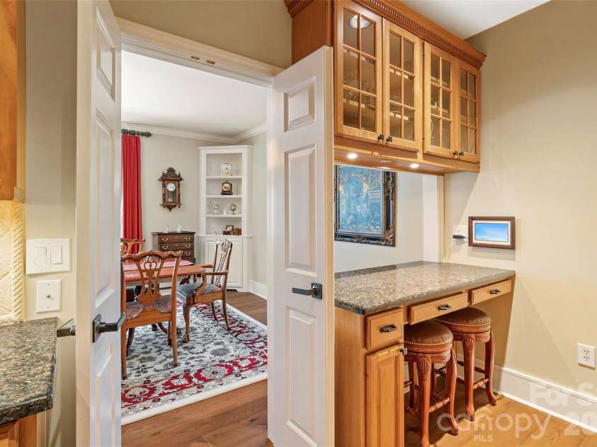 810 Cherokee Road, Charlotte, NC 28207.  MLS# CAR4409730, YatesRealty ID 41415. 