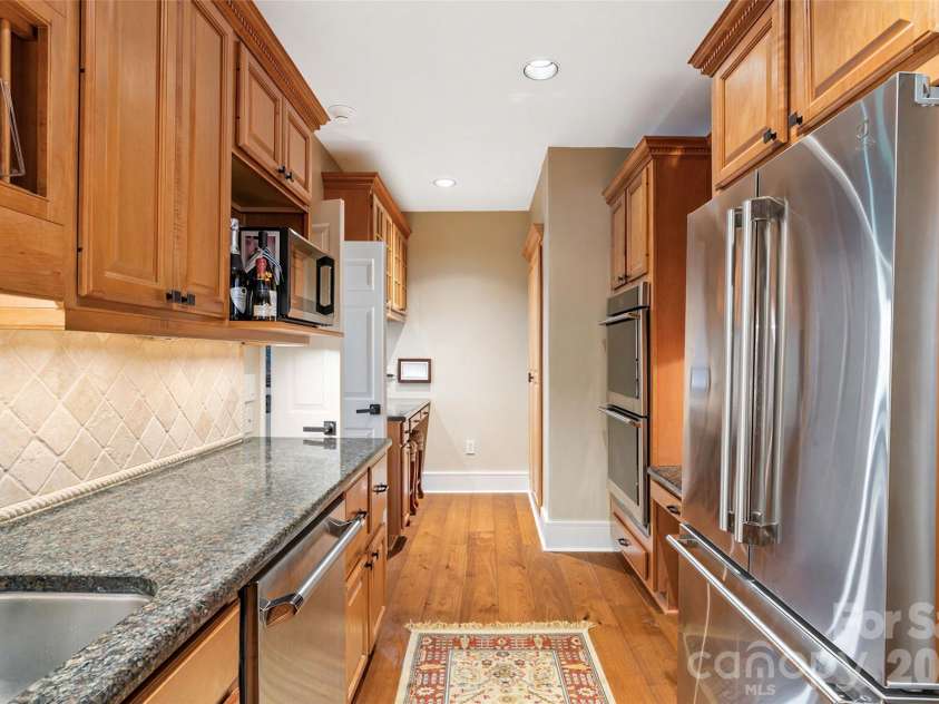 810 Cherokee Road, Charlotte, NC 28207.  MLS# CAR4409730, YatesRealty ID 41415. 
