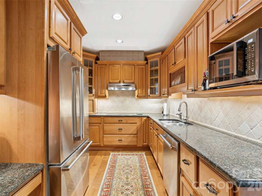 810 Cherokee Road, Charlotte, NC 28207.  MLS# CAR4409730, YatesRealty ID 41415. 