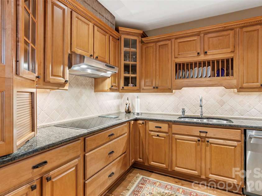 810 Cherokee Road, Charlotte, NC 28207.  MLS# CAR4409730, YatesRealty ID 41415. 