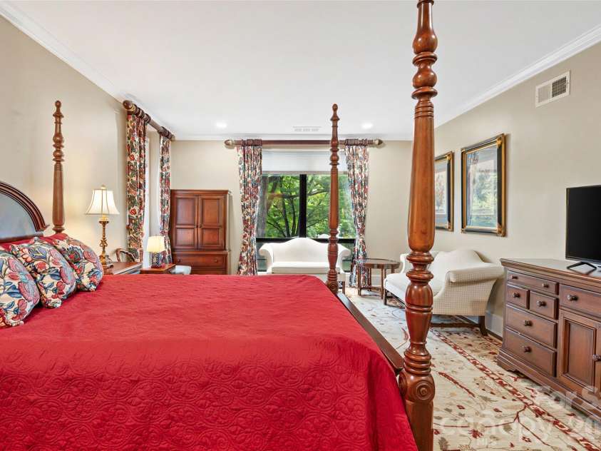 810 Cherokee Road, Charlotte, NC 28207.  MLS# CAR4409730, YatesRealty ID 41415. 